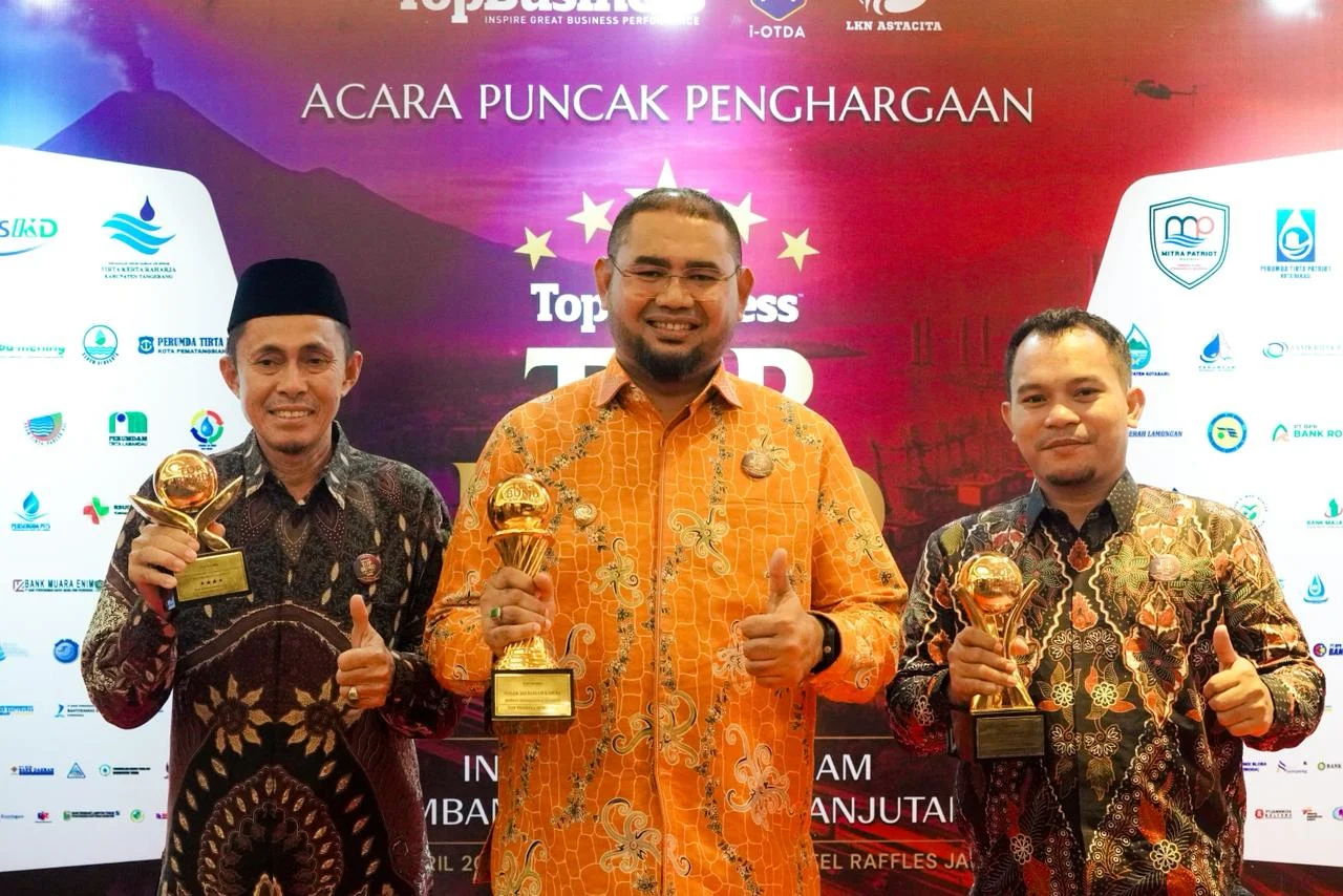 Foto :&nbsp;Bupati Halmahera Selatan, Hasan Ali Basam Kasuba (tengah) bersama Sunaryo Direktur Utama BPR Syariah Saruma Sejahtera.